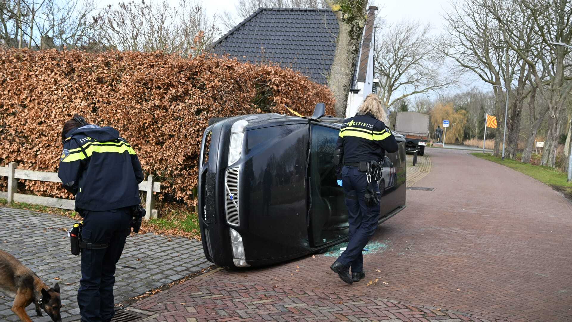 Foto: auto op zijn kant egmond.jpeg